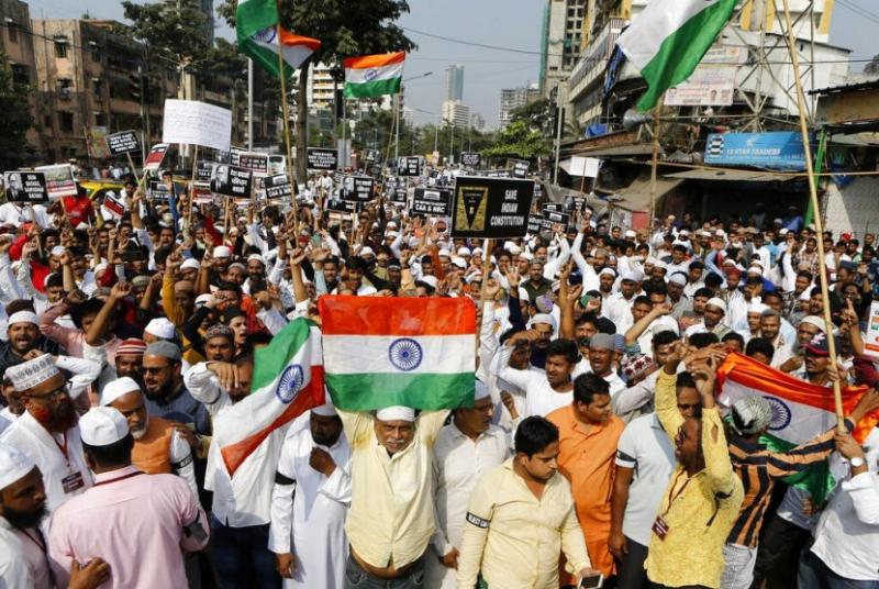Demonstran turun ke jalan menentang UU Kewarganegaraan di Mumbai, India, Jumat (20/12). (Republika)