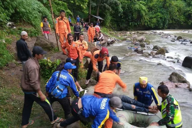 Proses evakuasi penumpang bus Sriwijaya rute Bengkulu-Palembang yang terperosok dalam jurang di Liku Lematang, Desa Prahu Dipo, Kecamatan Dempo Selatan, kota Pagaralam, Sumatera Selatan, Selasa (24/12/2019).(HANDOUT/BASARNAS PALEMBANG)(Kompas.com)