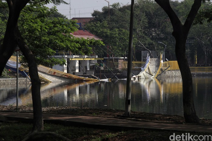 Jembatan ambruk di Utan Kemayoran. (Foto: Detik.com)