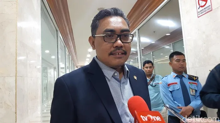 Politikus PKB Jazilul Fawaid nilai  vonis Nia Ramadhani dan Ardi Bakrie terlalu ringan (Detik.com)