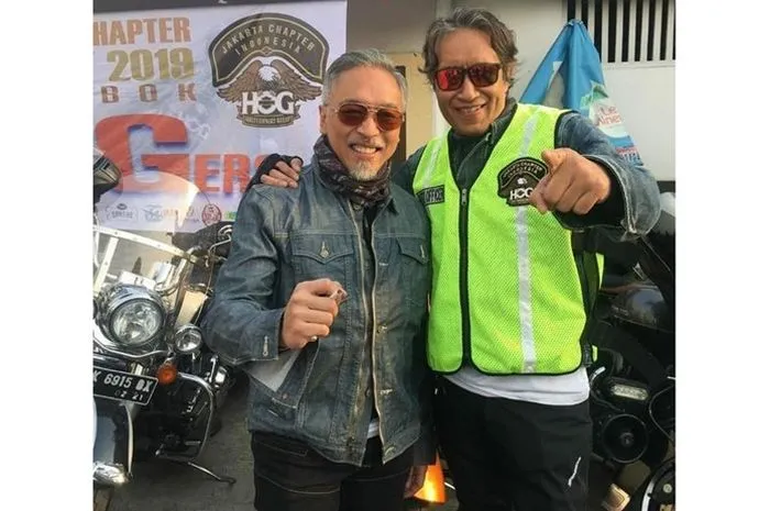 Mantan bos Jiwasraya Hary Prasetyo berfoto bersama komunitas motor besar. (motorplus-online.com)