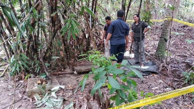 Tiga petugas kepolisian mengecek tempat penemuan kerangka manusia di Dusun Karangjati, Desa Bangunjiwo, Kecamatan Kasihan, Kabupaten Bantul, Senin (23/12/2019) - (SUARA/Baktora)