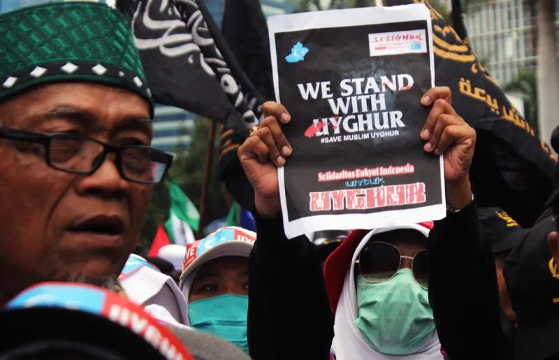 Aksi ini digelar sebagai respons atas dugaan pelanggaran hak asasi manusia (HAM) oleh Pemerintah China terhadap etnis muslim Uighur di Xinjiang. Robinsar Nainggolan