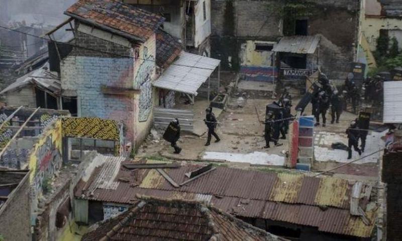 Sumber Foto antarafoto Polisi melakukan pengamanan dalam penggusuran di Tamansari, Bandung, Kamis (12/12/2019).