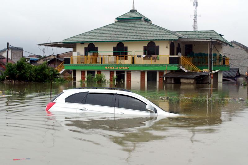 Mobil yang terendam ketika banjir melanda di Perumahan Total Persada, Tangerang, Banten, Rabu, 11 Februari 2015. | Marifka Wahyu Hidayat /Tempo