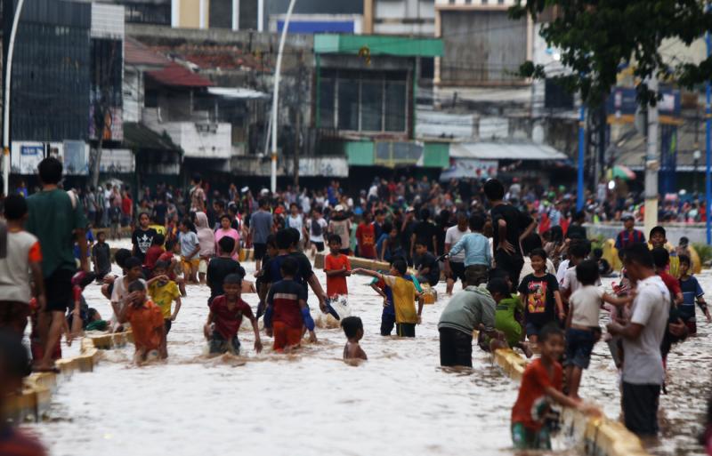 Banjir di Jatinegara mencapai 35cm atau kira-kira mencapai betis orang dewasa. Berdasarkan keterangan warga, genangan air sudah mulai meninggi sejak pukul 07.00 WIB, Rabu (1/1). Robinsar nainggolan