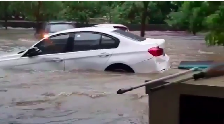 BMW terseret banjir. (Foto: Detik.com/ist)