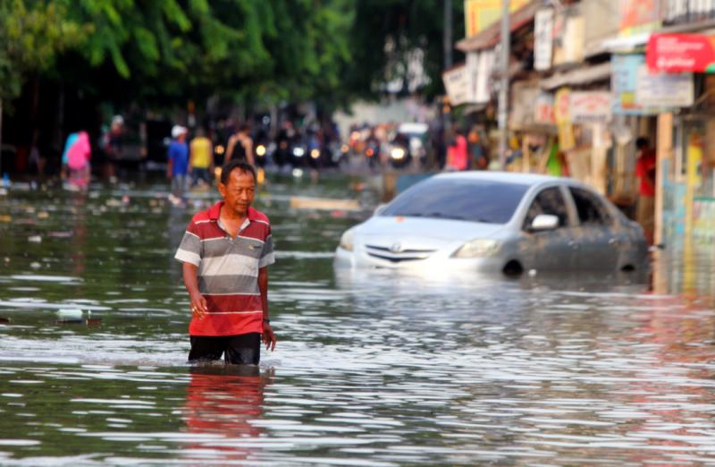 Jalan Kartini, Bekasi pada Kasmis (2/2) terttuup dan tidak bisa dilintasi kendaraan bermotor karena tererndam banjir setinggi delapan puluh sentimeter. Akibat banjir ini membuat pertokoan dan perkantoran di tidak buka atau tidak beroperasi. Robinsar Nainggolan