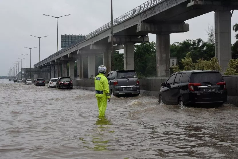 Banjir di Tol Jakarta Cikampek (Republika)