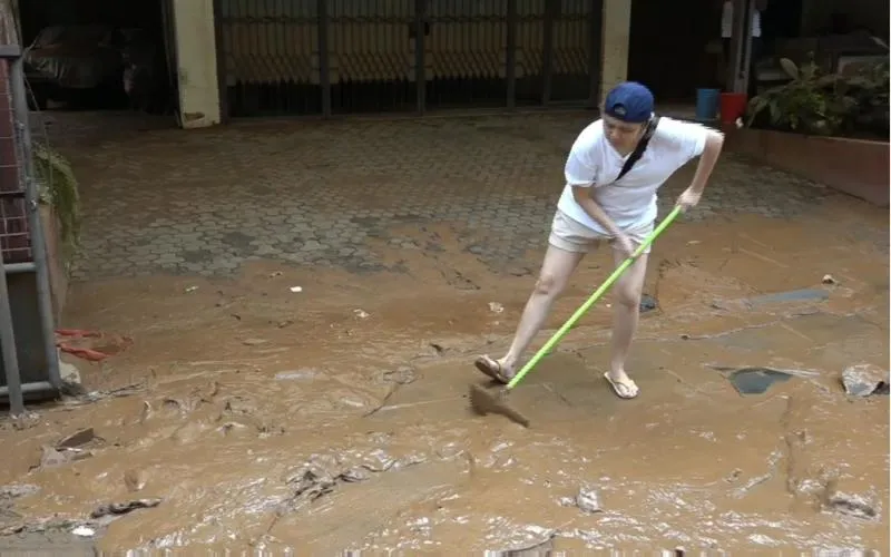  Banjir Surut Warga IKPN Kesulitan Bersihkan Lumpur