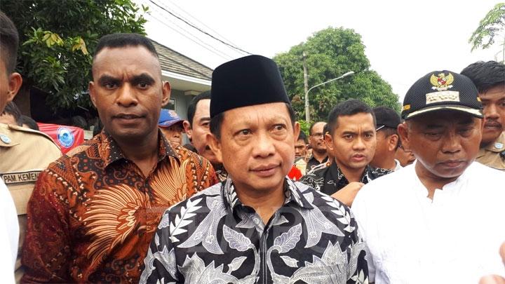 Menteri Dalam Negeri Tito Karnavian mengunjungi posko banjir di Perum Villa Jatirasa, Jati Asih Bekasi, didampingi Wali Kota Bekasi Rahmat Effendi. (Foto: tempo.co)