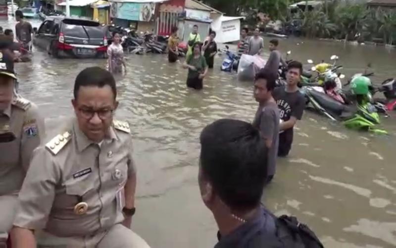 Saat Gubernur DKI Jakarta, Anies Baswedan Tinjau Banjir di Semanan, Kalideres Jakbar, Jumat (3/1) dan Berikan Perahu Karetnya Kepada Warga yang Terjebak Banjir (Ist)