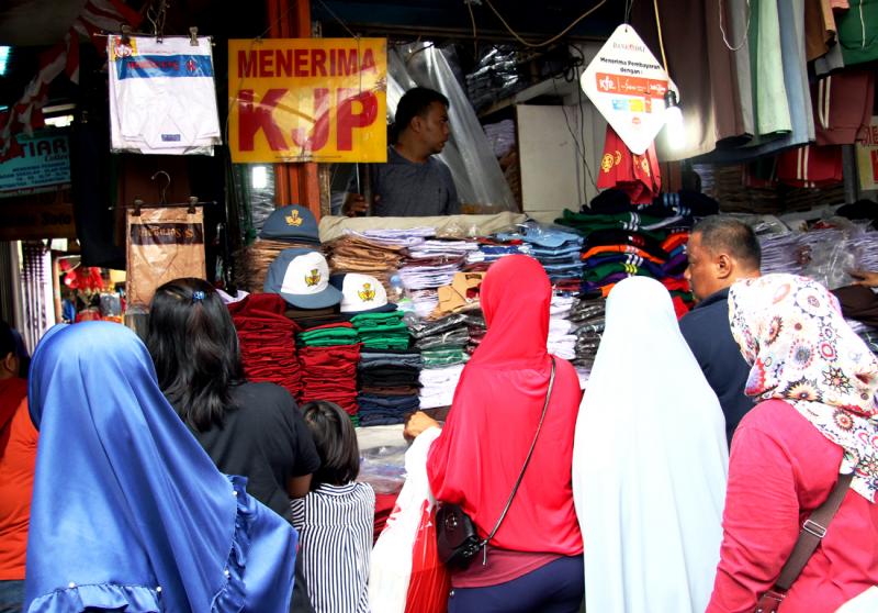 Korban Banjir Beli Seragam Sekolah