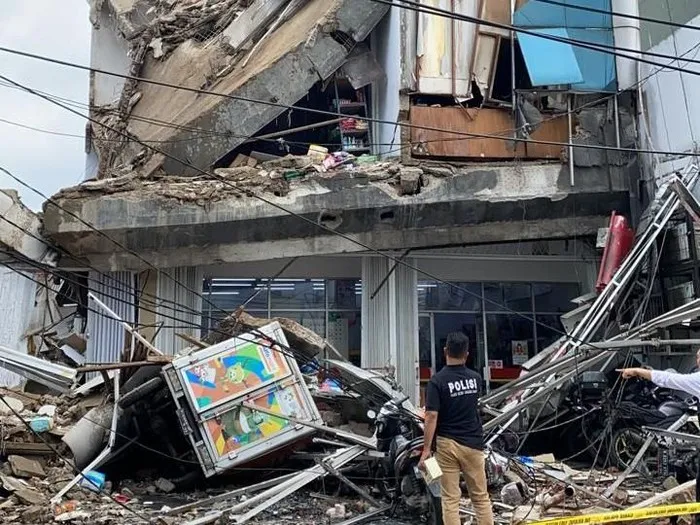 Gedung roboh di Jakbar (Foto: Detik.com/Istimewa)