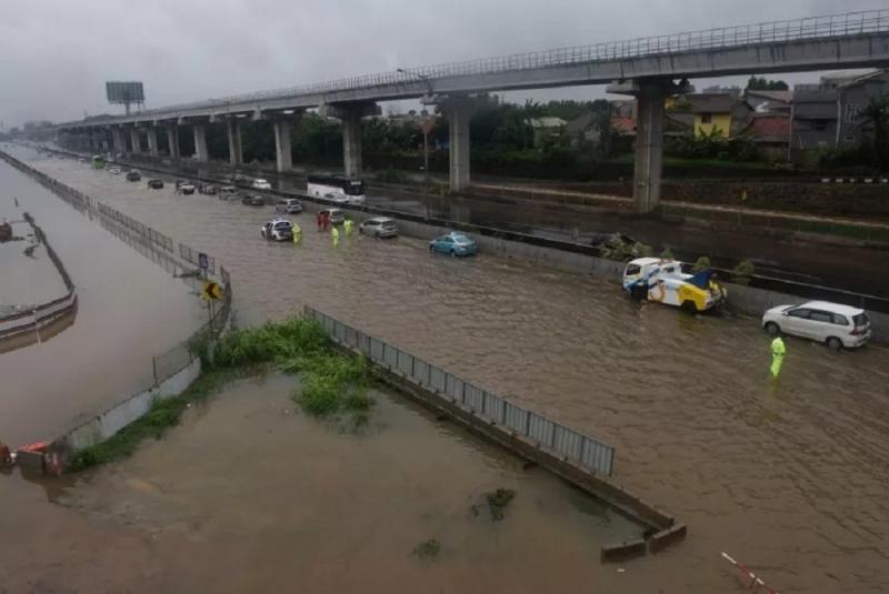 Banjir di Tol Jakarta-Cikampek. (Republika)