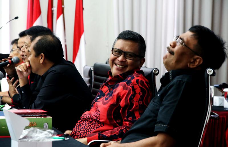 Sekretaris Jenderal (Sekjen) PDI Perjuangan Hasto Kristiyanto bersama para Ketua DPP dan DPD PDIP dalam konferensi pers di kantor DPP PDI Perjuangan, Jakarta, Rabu (8/1) mengenai  Rapat Kerja Nasional (Rakernas) I sekaligus HUT Ke-47. Robinsar nainggolan