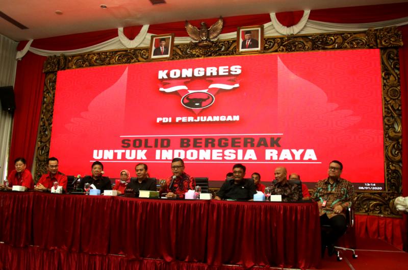 Sekretaris Jenderal (Sekjen) PDI Perjuangan Hasto Kristiyanto bersama para Ketua DPP dan DPD PDIP dalam konferensi pers di kantor DPP PDI Perjuangan, Jakarta, Rabu (8/1) mengenai  Rapat Kerja Nasional (Rakernas) I sekaligus HUT Ke-47. Robinsar nainggolan