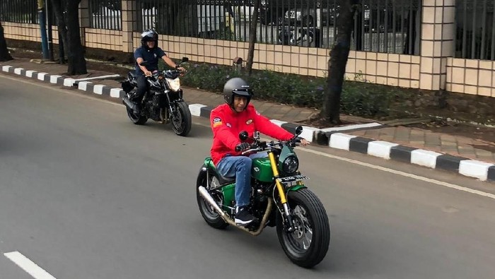 Presiden Jokowi tengah naik motor di jalanan (Foto: Ray Jordan/detikcom)