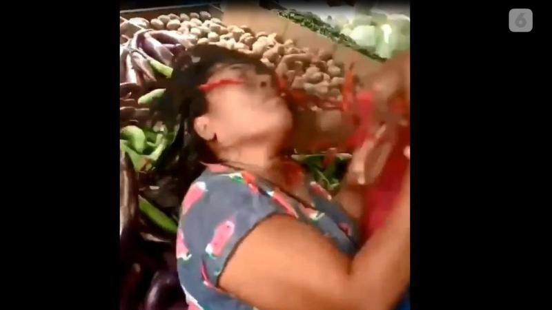 Cuplikan video viral seorang ibu diuleg cabe wajahnya, diduga karena ia tertangkap basah mencuri. (Foto: Liputan6.com)