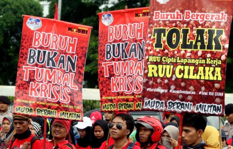 Massa yang tergabung dalam aliansi gerakan buruh bersama rakyat (Gebrak) melakukan demonstrasi menolak Omnibus Law Cipta Lapangan Kerja di depan gedung DPR pada Senin (13/1). Robinsar Nainggolan