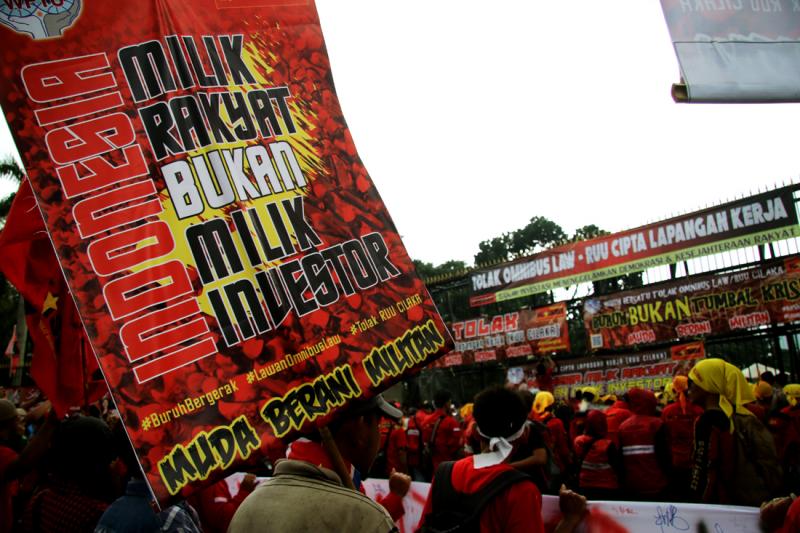 Massa yang tergabung dalam aliansi gerakan buruh bersama rakyat (Gebrak) melakukan demonstrasi menolak Omnibus Law Cipta Lapangan Kerja di depan gedung DPR pada Senin (13/1). Robinsar Nainggolan
