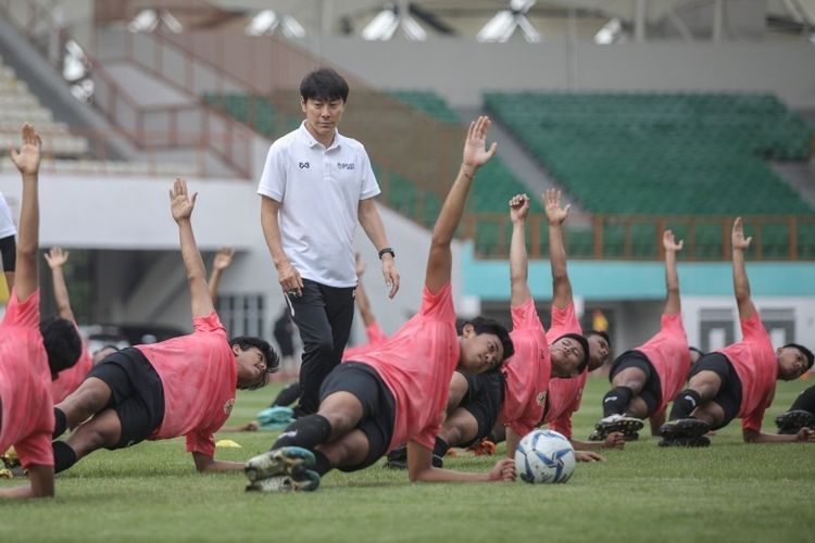 Shin Tae-yong ketika melatih Timnas Indonesia (Foto: Kompas)