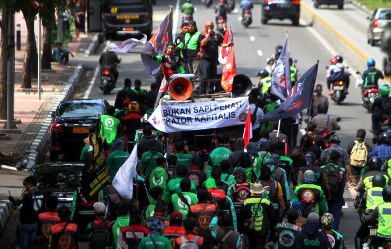 Gabungan Aksi Roda Dua (Garda) melakukan demonstrasi di Kementerian Perhubungan, Jakarta Pusat, Rabu (15/1). Para pengemudi ojol ini menagih janji Jokowi  pada 2018 lalu. Robinsar Nainggolan
