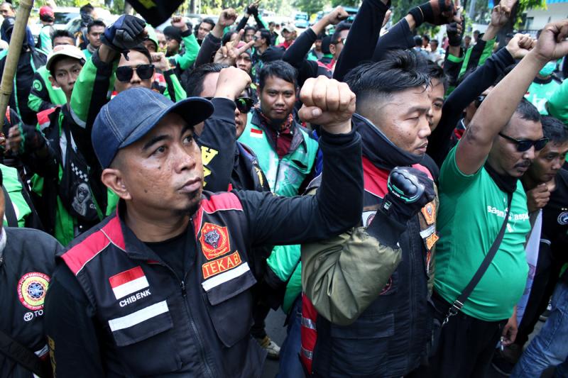 Gabungan Aksi Roda Dua (Garda) melakukan demonstrasi di Kementerian Perhubungan, Jakarta Pusat, Rabu (15/1). Para pengemudi ojol ini menagih janji Jokowi  pada 2018 lalu. Robinsar Nainggolan