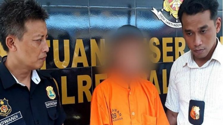 EKS (tengah) pelaku penipuan dengan modus pura-pura pindah agama ditahan Polres Palangka Raya, Kalimantan Tengah. Foto: ANTARA