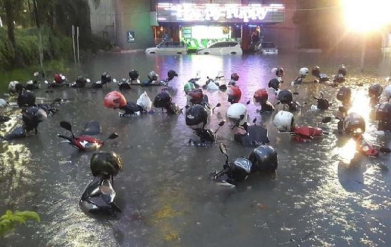 Surabaya Direndam Banjir, Warganet Tetap Salahkan Anies
