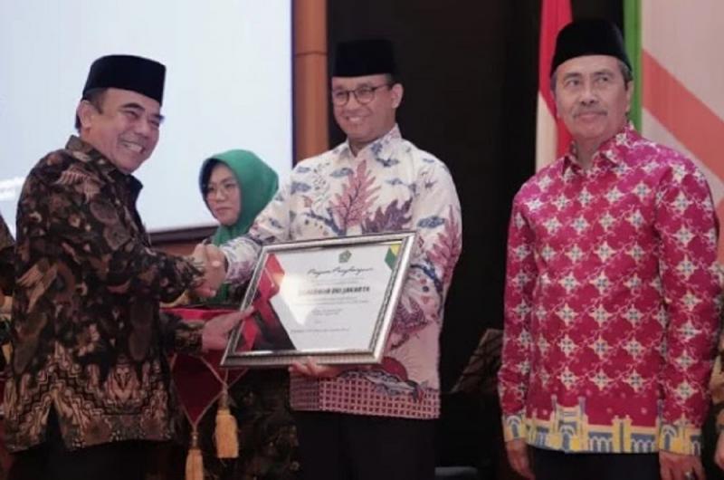 Menag Fachrul Razi (kiri) berikan penghargaan untuk Gubernur DKI Anies Baswedan. (Viva.co.id)