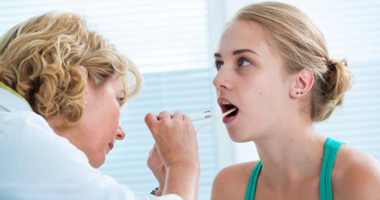 Ilustrasi pemeriksaan daerah gigi dan mulut (Foto: Shutterstock)
