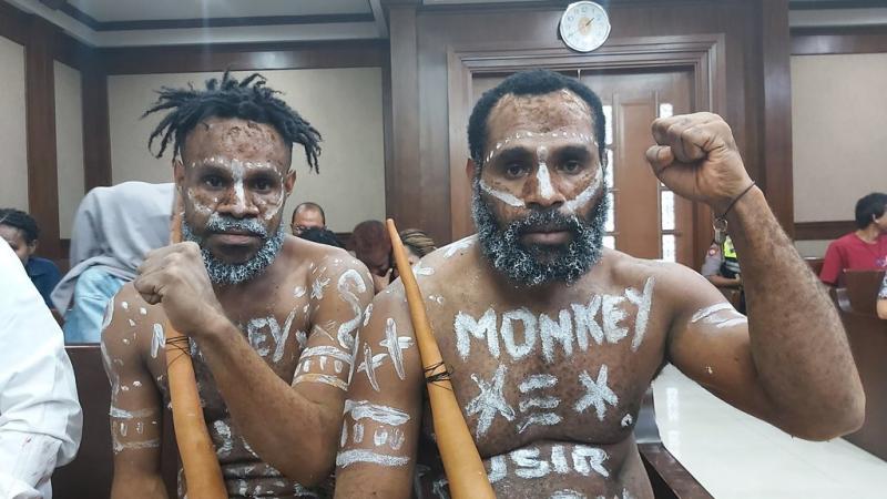 Dua Tapol Papua Dano Anes Tabuni dan Ambrosius Mulait saat sidang di Pengadilan Negeri Jakarta Pusat (Tirto)
