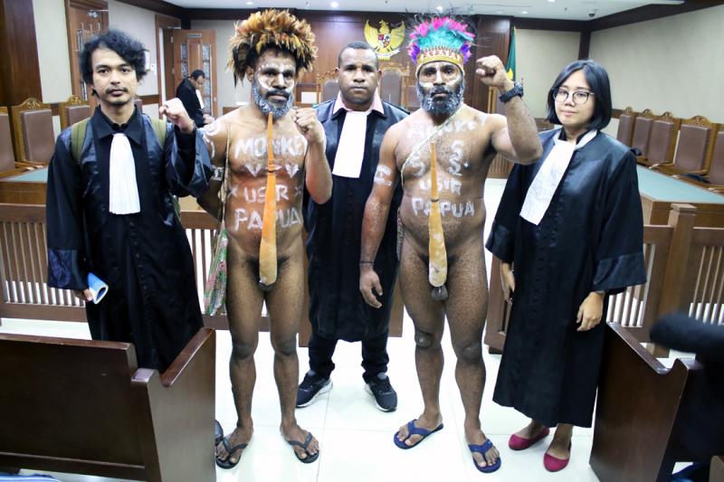 Dua dari enam orang aktivis Papua tetap mengenakan koteka saat sidang di ruang sidang Kusumaadmaja 3 Pengadilan Negeri (PN) Jakarta Pusat pada Senin (20/1). Robinsar Nainggolan