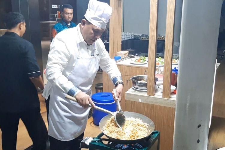 Ketua KPK Firli Bahuri saat sedang masak nasi goreng (Kompas)