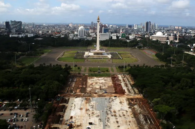 Pemerintah Provinsi DKI Jakarta melakukan penebangan sekitar 190 pohon di kawasan IRTI Monas, Jakarta Pusat, sebagai bagian dari proyek revitalisasi kawasan tersebut. Ketua DPRD DKI Jakarta Prasetio menjelaskan bahwa revitalisasi di kawasan Monas tidak bisa dilakukan dengan gampang. Pemprov DKI Jakarta menyiapkan anggaran sebesar Rp150 miliar untuk perbaikan kawasan Monumen Nasional (Monas) pada APBD DKI 2019. Robinsar Nainggolan