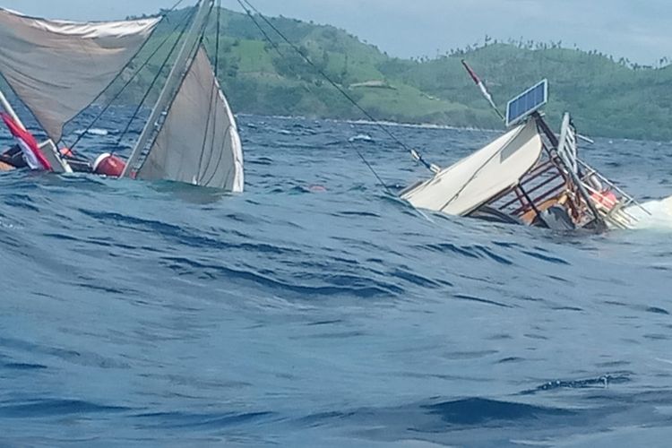 Kapal Pelataran phinis yang membawa rombongan wartawan Istana terbalik di Labuan Bajo (kompas)