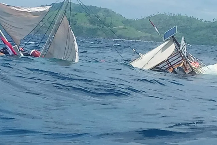 Kapal Pelataran phinis yang membawa rombongan wartawan Istana terbalik di Labuan Bajo (kompas)