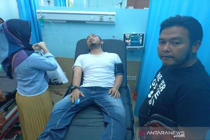 Dedi Iskandar ditemani keluarga terbaring di ruang IGD RSUD Cut Nyak Dhien Meulaboh, untuk mendapat perawatan, Senin (20/1/2020) ANTARA/Syifa