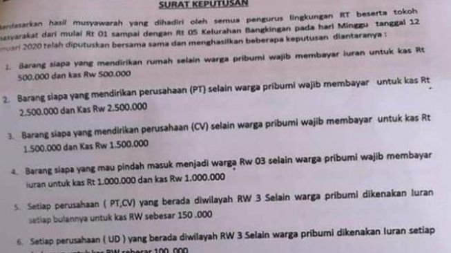 Publik dihebohkan oleh viral foto surat edaran keputusan bersama RW 03 Kelurahan Bangkingan, Kecamatan Lakarsantri, Surabaya, Jawa Timur, yang dinilai rasis. (Suara.com)