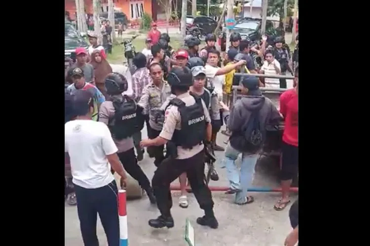 Cekcok soal karcis, anggota Brimob terlibat bentrok dengan warga dan pengelola objek wisata di Polewali Mandar, Senin (20/1/2020).(KOMPAS.COM/JUNAEDI)