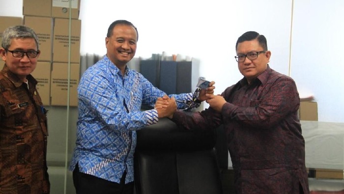 Dirut PT Tansportasi Jakarta yang baru Donny Andy S. Saragih (Kanan) (Detik)