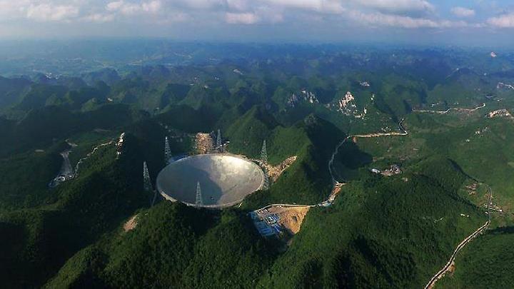 Teleskop Aperture Spherical atau FAST milik Cina yang disebut terbesar di dunia. NETRALNEWS.COM