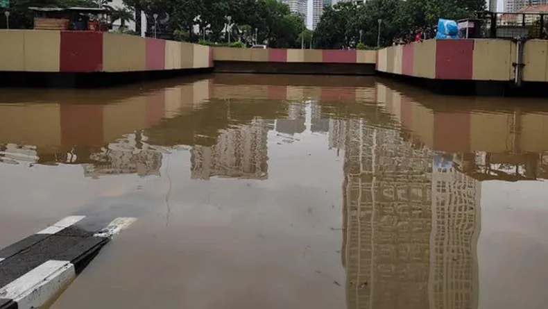 Banjir Underpass Kemayoran. (inews)