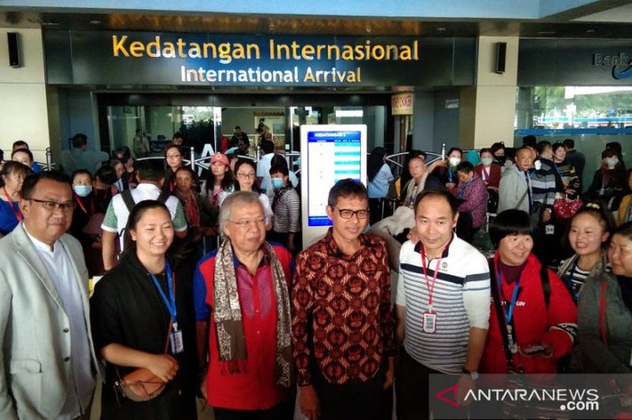 Gubernur Sumbar Irwan Prayitno menyambut kedatangan turis asal China. (Antara)