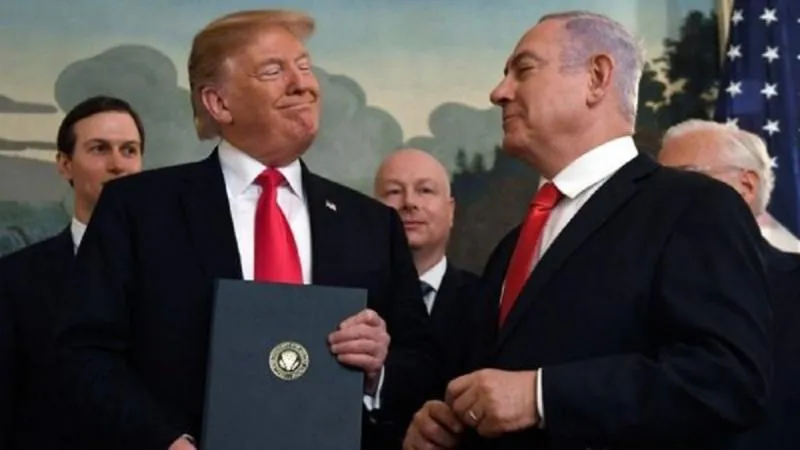 Donald Trump tersenyum pada Benjamin Netanyahu di Gedung Putih di Washington, 25 Maret 2019. (AP Photo) (indonesiainside.id)