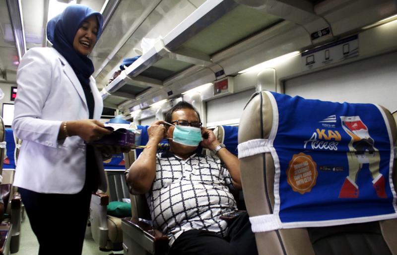 PT KAI juga melakukan kegiatan sosialisasi ke penumpang tentang virus Corona juga membagi-bagikan masker pada Jumat (31/1). Robinsar Nainggolan
