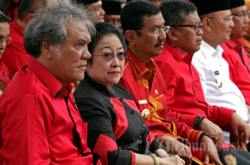 Ketua DPD Partai PDI-Perjuangan, Japorman Saragih (kiri). (tribunnews.com)