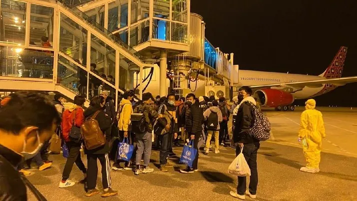 WNI bersiap boarding ke pesawat saat evakuasi di Wuhan, Minggu Subuh (2/2/2020). (KBRI Beijing) (CNBC)