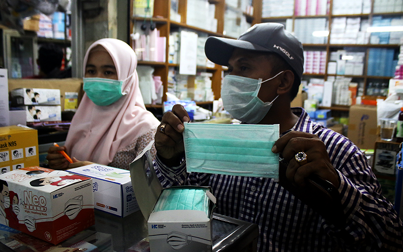 Heboh Virus Corona membuat harga Masker Melonjak Tajam dari harga sebelumnya. Para pedagang Pasar Pramuka, Jakarta biasanya menjual lima belas ribu rupiah per box menjadi enam puluh ribu rupiah. Robinsar Nainggolan